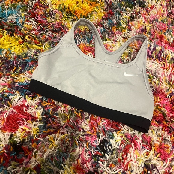 Unpadded nike sports bra - Picture 2 of 3